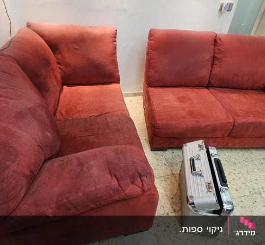 ספות אדומות עם מזוודה, כנראה לפני או אחרי ניקוי